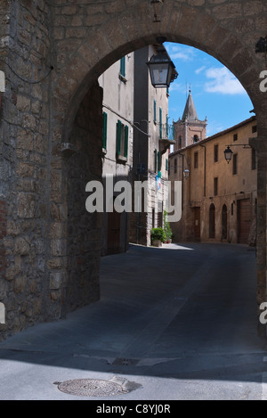 Vue depuis un porche dans une rue étroite dans la ville médiévale fortifiée de Sarteano, Italie avec vue sur la collégiale de San Lorenzo. Banque D'Images