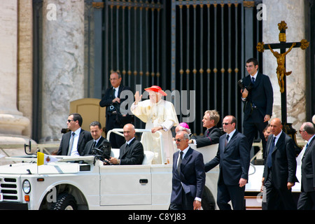 Le pape Benoît XVI se fait une vague devant la foule après une messe à la porte de la Piazza San Pietro, Vatican, Rome, Italie Banque D'Images