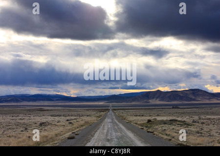 Vue Sud Ouest dans le coucher de soleil le long de Seven Mile Road sur la plaine de Carrizo en Californie du Sud. Banque D'Images