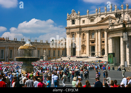 Les foules se rassemblent à la basilique Saint Pierre pour la Messe avec le Pape Benoît XVI, Vatican, Rome, Italie Banque D'Images