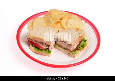 Sandwich à la salade de thon mayo sur pain blanc avec laitue, tomate & chips ou croustilles de pommes de terre sur fond blanc, découpe. Banque D'Images