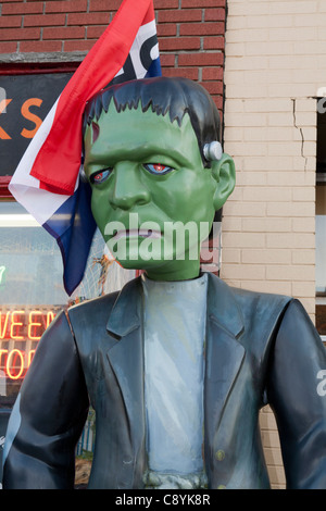 Frankenstein en plastique en face de magasin. Banque D'Images