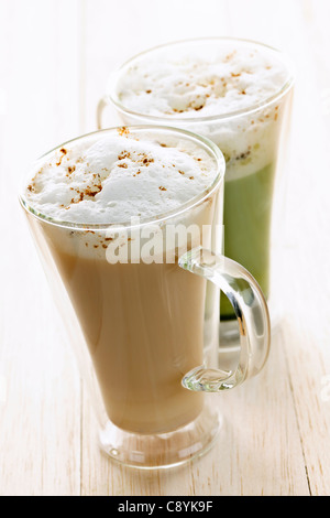 Deux boissons de thé chai latte et thés matcha Banque D'Images