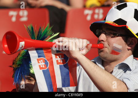 Un partisan de la Slovaquie un souffle à la Vuvuzela Coupe du Monde 2010 Groupe F match entre l'Italie et la Slovaquie à l'Ellis Park Stadium. Banque D'Images