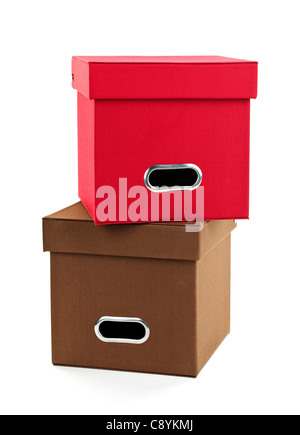 Boîtes de stockage de médias empilé isolé sur fond blanc Banque D'Images