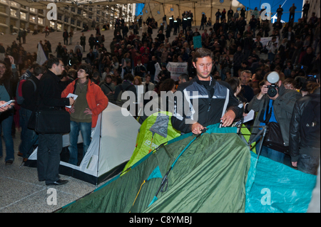 Paris, France, "occuper la dé-fense' Camp d'occupation, de démonstration contre la convoitise des grandes entreprises et la corruption du gouvernement, les adolescents établir le campement, Banque D'Images