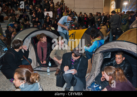 Paris, France, manifestation d'occupation « Occupy la dé-fense », contre la cupidité des entreprises et la corruption du gouvernement, foule nombreuse des jeunes manifestants contre les stocks dans des tentes, Camp sur la rue de la ville, manifestation des adolescents Banque D'Images