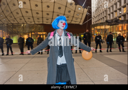 Paris, France, 'Occupy la Défense' Indignants Dismanifestation, contre la cupidité des entreprises et la corruption du gouvernement, campement avant d'être expulsé par la police française Riot, C.R.S. ,une militante clown plaisante devant la ligne de police, le soulèvement de Paris, les jeunes protestent Banque D'Images