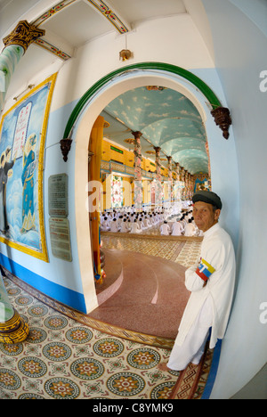 L'Asie, Vietnam, Tay Ninh, nr. Ho Chi Minh Ville (Saigon). Saint-siège caodaïste de Tay Ninh. Les Cao Dai cérémonie dans la salle de prière de t... Banque D'Images