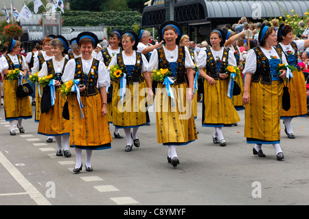 Groupe de femmes en robes dirndl suisse au festival Unspunnenfest, Interlaken, Suisse Banque D'Images