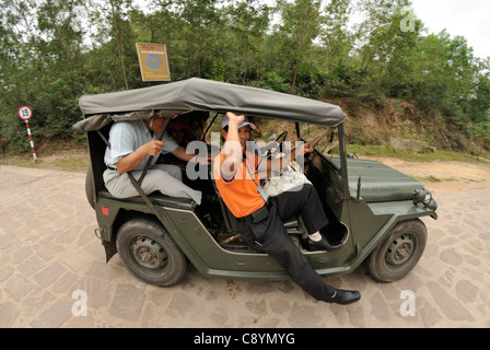 L'Asie, Vietnam, mon fils près de Hoi An. À l'aide d'ex-armée Ford MUTT M151 4x4 de touristes sont entraînés par la porte de mon fils site principal. ... Banque D'Images