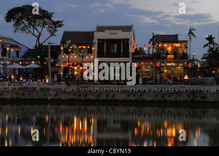 L'Asie, Vietnam, Hoi An. Hoi An. À partir de la rivière Bach Dang promenade surplombant la promenade de l'autre une Hoi penins... Banque D'Images