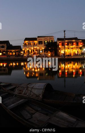 L'Asie, Vietnam, Hoi An. Hoi An old quarter. Vue sur la rivière Thu Bon sur la magnifique promenade le long de la rivière Bach Dang avec c'est r... Banque D'Images