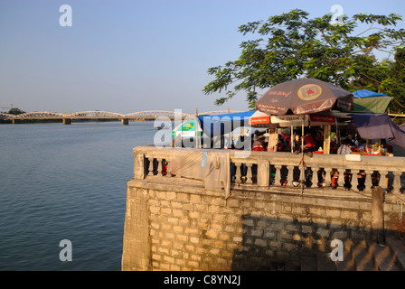 L'Asie, Vietnam, Hue. Occupé à food la rivière Huong (Rivière des Parfums) supervision de la pont Trang tien... Banque D'Images