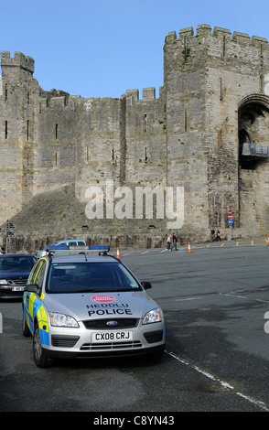 Voiture de police en stationnement château de Caernarfon gwynedd au nord du Pays de Galles Banque D'Images