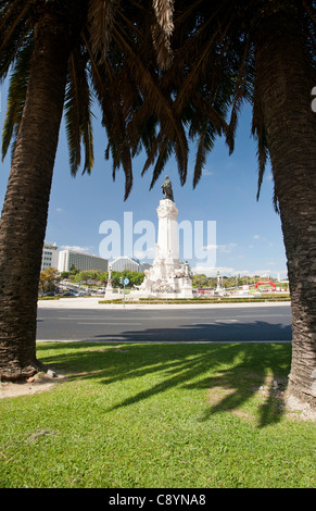 Rond-point de Lisbonne avec statue, Praca Marques de Pombal, avec des palmiers en premier plan. Banque D'Images