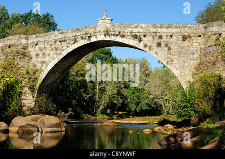 Le pont médiéval de San Clodio sur la rivière Avia. Leiro, Ourense, Galice, Espagne Banque D'Images