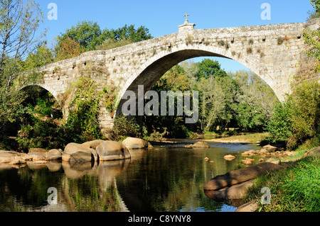 Le pont médiéval de San Clodio sur la rivière Avia. Leiro, Ourense, Galice, Espagne Banque D'Images