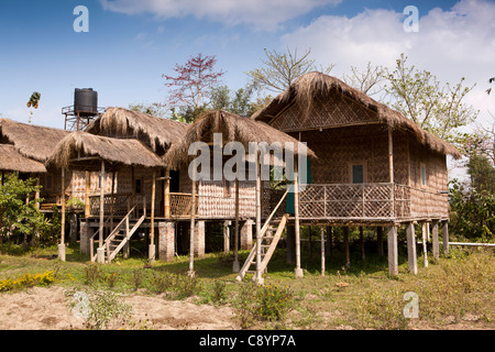 L'Inde, de l'Assam, de l'Île Majuli, tourisme, bamboo cottage bungalow resort hébergement hutte de chaume Banque D'Images