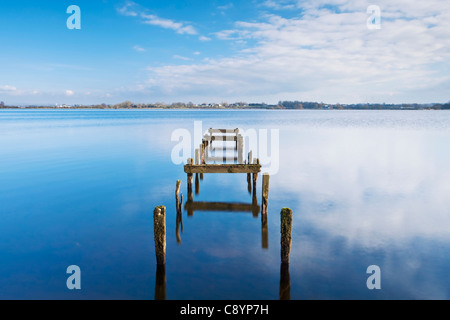 Jetée abandonnés sur les rives du Lough Neagh près du centre d'Oxford Island, comté de Down, Irlande du Nord Banque D'Images