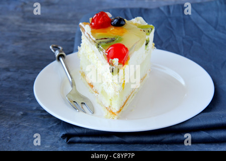 Gâteau de fruit avec des baies et autres fruits Banque D'Images