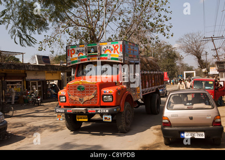 L'Inde, de l'Assam, de l'Île Majuli, Garamur village, la conduite de camions par le bazar Banque D'Images