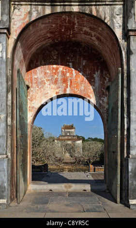 L'Asie, Vietnam, Hue. Mausolée de porte à Pavilion at le tombeau royal de Tu Duc. Désigné site du patrimoine mondial de l'en ... Banque D'Images