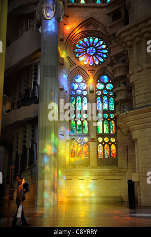 Vitrail dans la Basílica y Templo Expiatorio de la Sagrada Familia, Barcelone, Espagne Banque D'Images