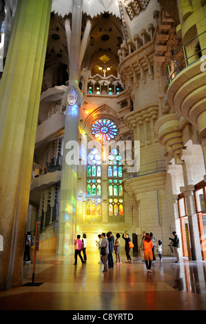 Vitrail dans la Basílica y Templo Expiatorio de la Sagrada Familia, Barcelone, Espagne Banque D'Images