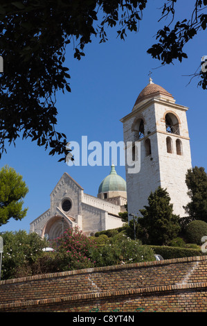 Ancona Italie - la cathédrale de San Ciriaco sur la colline surplombant la ville. Banque D'Images