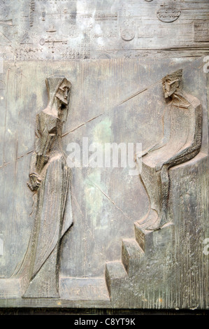 Le Christ avant Hérode. Détail sur l'entrée de la Basílica y Templo Expiatorio de la Sagrada Familia de Barcelone, Espagne Banque D'Images