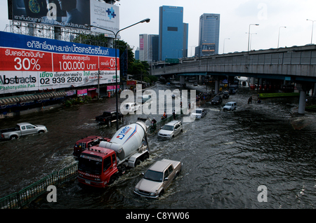Le trafic se déplace d'inondations dans le centre-ville de Bangkok. Lat Phrao, Bangkok, Thaïlande Samedi, Novembre 5th, 2011. La Thaïlande connaît ses pires inondations en plus de 50 ans. © Kraig Lieb Banque D'Images
