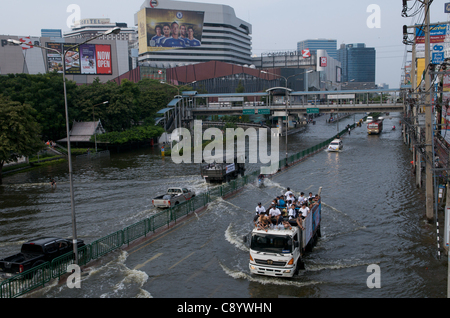 Les habitants de Bangkok fuient les inondations. Lat Phrao, Bangkok, Thaïlande Samedi, Novembre 5th, 2011. La Thaïlande connaît ses pires inondations en plus de 50 ans. Banque D'Images