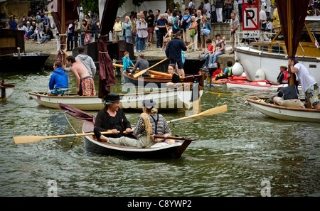 Le Rendez-vous de l'Edre avec régate bateaux colorés avec Nantes France Banque D'Images