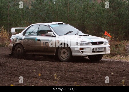 Voitures concurrentes dans The Tempest Rally, Eversley. Le Tempest Rally est un rallye d'une journée l'étape de gravier dans le sud de l'Angleterre. Banque D'Images