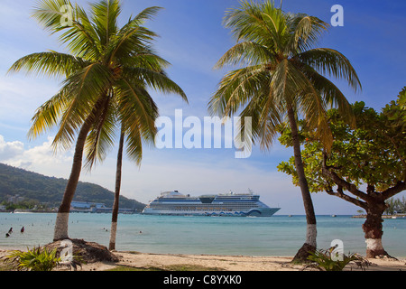 Belle plage avec des palmiers Banque D'Images