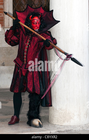 Artiste en costume qui pose pour public pendant le carnaval de Venise Banque D'Images