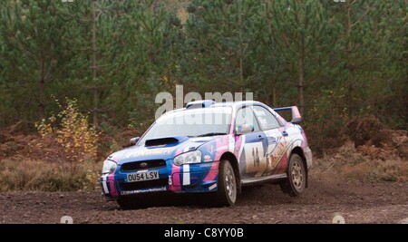 Voitures concurrentes dans The Tempest Rally, Eversley. Le Tempest Rally est un rallye d'une journée l'étape de gravier dans le sud de l'Angleterre. Banque D'Images