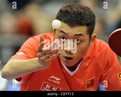 05 11 2011 Magdeburg, Allemagne. Xu Xin de Chine sert à Patrick Arbre de l'Allemagne au cours de la demi-finale du match de l'équipe de mens à Magdeburg Allemagne Chine a remporté 31 et est entré dans la dernière Banque D'Images