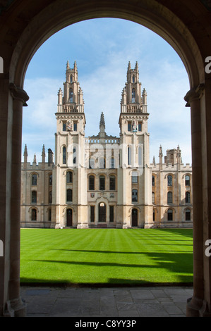 Les tours gothiques et quadrangle du nord de l'All Souls College, Oxford, England, UK Banque D'Images