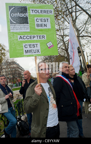 Paris, France, militants homosexuels manifestant contre l'homophobie, Homme tenant signe de protestation de Contact (parents de Gays) ONG, "la tolérance est bonne, l'acceptation est meilleure". Anti-discrimination, parents LGBTQ+ Banque D'Images