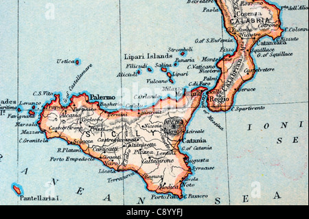 Macro d'une vieille carte de l'atlas (environ 100 ans). de la Sicile, légèrement tachée et foxed en raison de son âge Banque D'Images