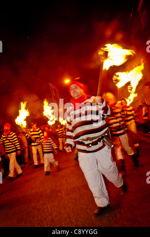 Des membres de la société de feu Cliffe habillés comme des passeurs de parade dans la ville de Lewes, dans commeration des protestants brûlés en ville et la conspiration déjouée de 1605. Banque D'Images