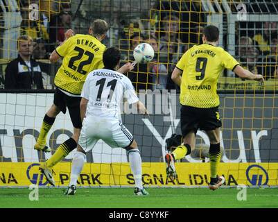 0511 2011 Allemagne Bundesliga. Contre Borussia Dortmund VfL Wolfsburg. Sven Bender Borussia Dortmund scores gauche avec cet en-tête pour un score de 3-1 Banque D'Images