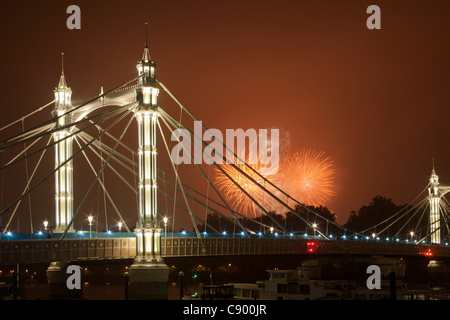 Lors du cours d'artifice d'Artifice Battersea Park pour célébrer la nuit de Guy Fawkes à Londres, Royaume-Uni, le 05 novembre 2011 avec l'Albert Bridge et la Tamise en premier plan. Banque D'Images