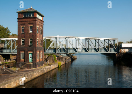 Le Barton Swing aqueduc, qui prend le Canal de Bridgewater au Manchester Ship Canal. Barton, Manchester, Angleterre, RU Banque D'Images