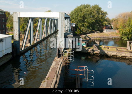 Le Barton Swing aqueduc, qui prend le Canal de Bridgewater au Manchester Ship Canal. Barton, Manchester, Angleterre, RU Banque D'Images