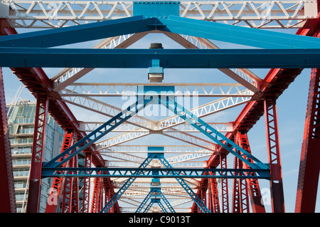 Le Pont de Detroit, entre les bassins Huron et Érié, Salford Quays, Manchester, Angleterre, Royaume-Uni. Anciennement un pont tournant de chemin de fer. Banque D'Images