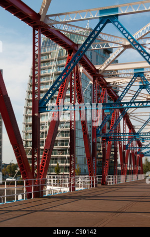 L'une des rues de l'appartement NV Detroit Bridge, Huron Basin, Salford Quays, Manchester, Angleterre, RU Banque D'Images