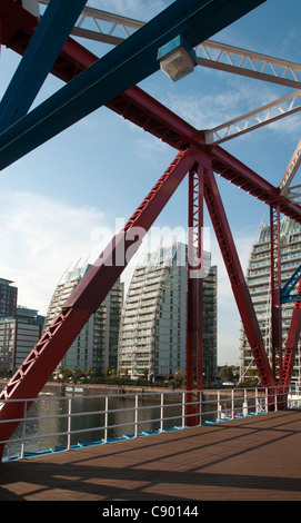 Les rues de l'appartement NV Detroit Bridge, Huron Basin, Salford Quays, Manchester, Angleterre, RU Banque D'Images